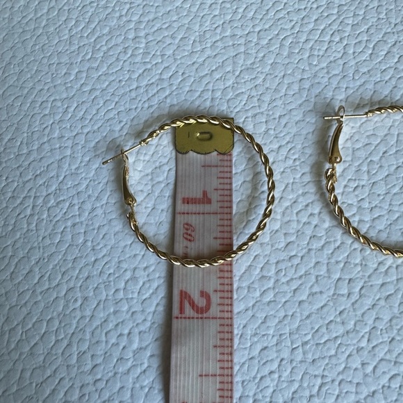Thin Lightweight Gold Hoop Earrings New - Picture 7 of 7